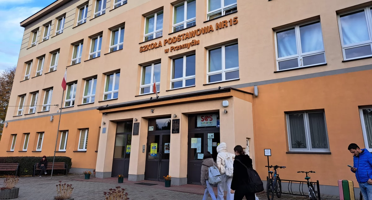 SP nr 14 im. Zjednoczonej Europy w Przemyślu na halę sportową czekała wiele lat. Szkoła Podstawowa nr 15 im. A. Mickiewicza starania o powstanie takiego obiektu czyni od przeszło lat 10. W sprawie ma być zrobiony pierwszy krok. Miasto planuje ogłosić przetarg na projekt niezbędny do realizacji budowy hali sportowej przy placówce./ FOT. U. Gielo