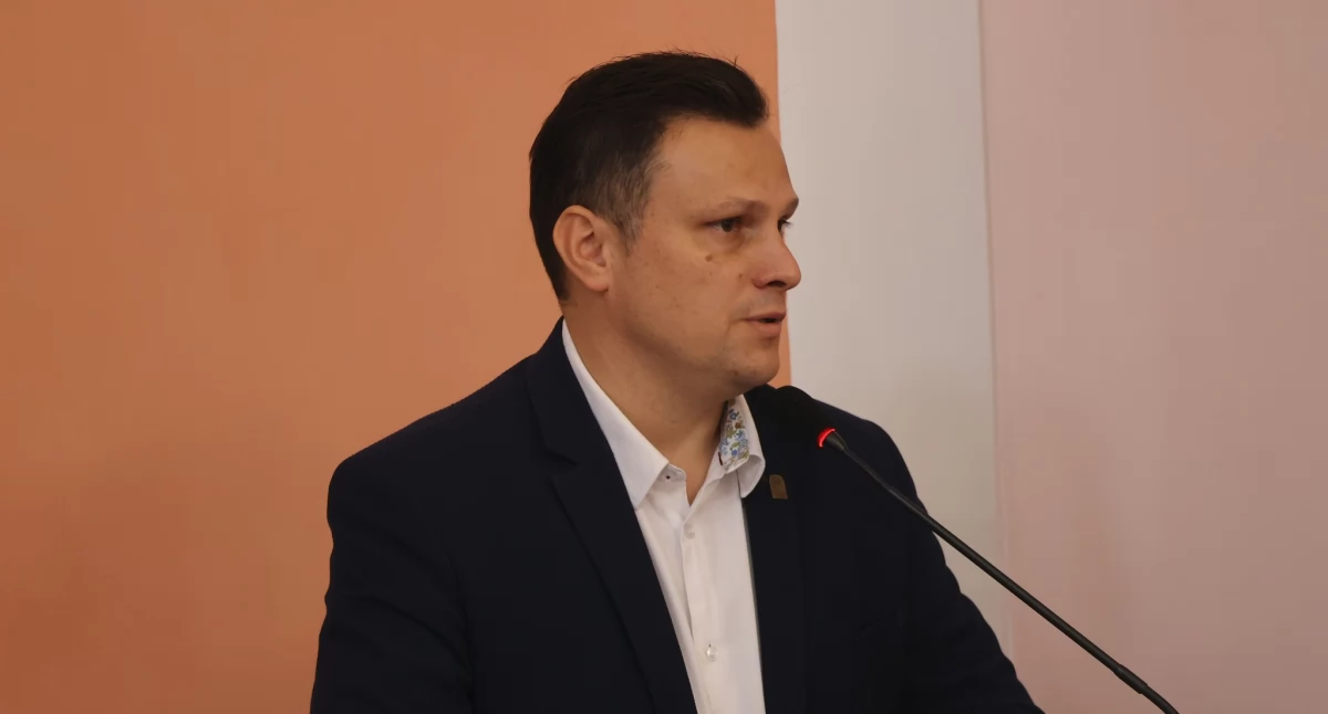 Jednym z punktów zawartych w porządku obrad ostatniej sesji było ustalenie miesięcznego wynagrodzenia dla burmistrza Jarosławia M. Nazarewicza. Głosowanie było pokłosiem wejścia w życie Rozporządzenia Rady Ministrów z dnia 7 października br. w sprawie wynagradzania pracowników samorządowych./ FOT. UM Jarosławia
