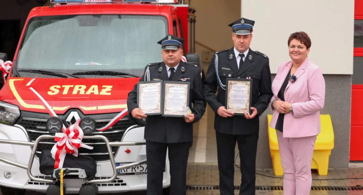 Burmistrz gminy Bircza Anna Szymaszek życzyła strażakom, by nowoczesna baza i nowy sprzęt służyły im dobrze i niezawodnie./ FOT. UMiG Bircza