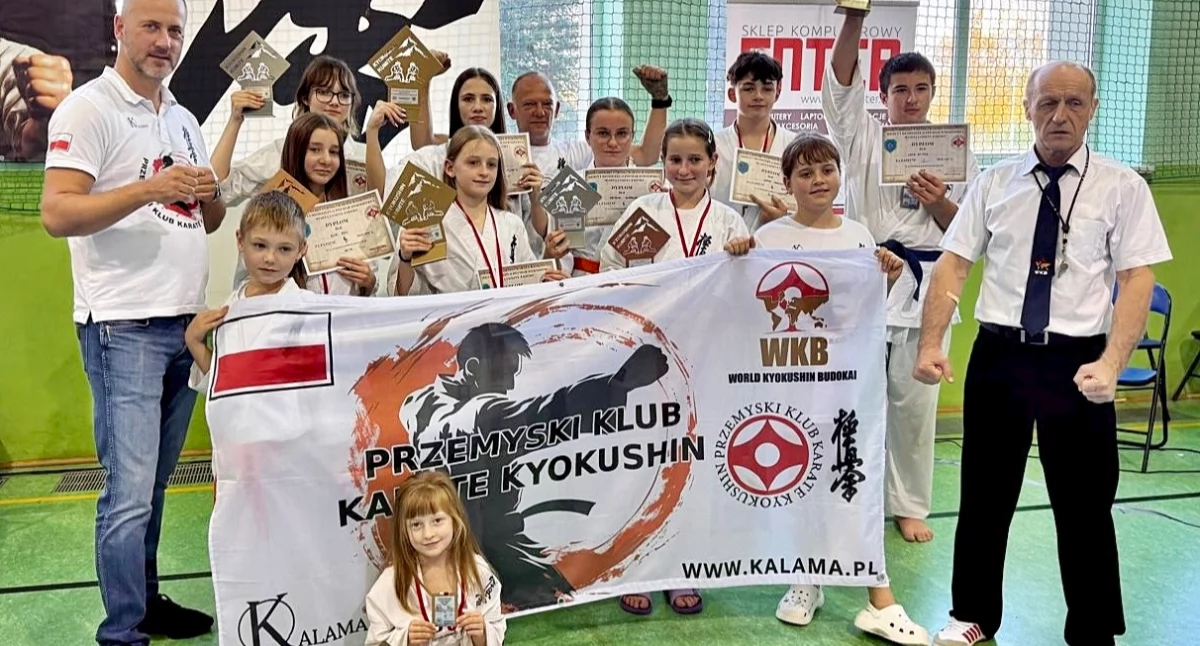Ekipa Przemyskiego Klubu Karate Kyokushin podczas zawodów w Zagórzu zgarnęła sporo laurów. Fot. zbiory własne