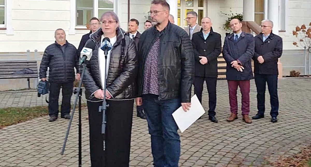 przed budynkiem filii przemyskiej szkoły odbyła się konferencja prasowa lokalnych struktur PiS, w której wzięli udział m.in. wicemarszałek województwa podkarpackiego, przemyślanin, Piotr Pilch, czy przedstawiciele pracowników szkoły, związków zawodowych, mieszkańcy miasta. Fot. zbiory własne