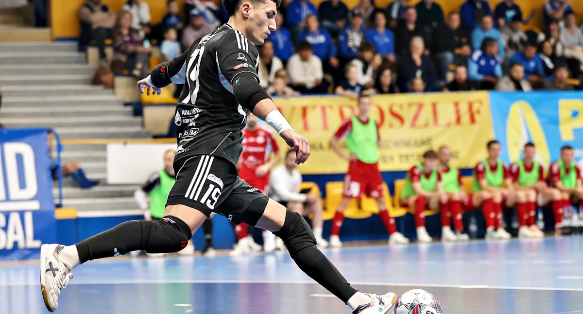 Reprezentacyjny bramkarz Krzysztof Iwanek był zdecydowanie najlepszym graczem Texom Eurobusu Przemyśl w Katowicach. Fot. Tomasz Stefanik Fotografia