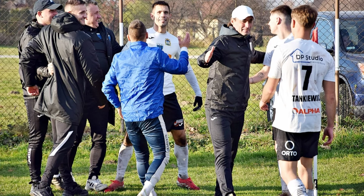 Radość jarosławian po zdobyciu drugiej bramki była ogromna. Wiedzieli bowiem, że tylko jakiś kataklizm może im odebrać niezwykle istotne trzy punkty na bardzo gorącym terenie w Pilźnie. Fot. Dominik Budzowski