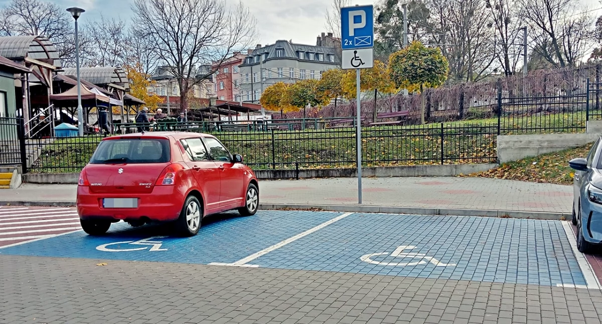 Na 946 wszystkich miejsc parkingowych w Przemyślu (po zwiększeniu liczby na mocy nowej uchwały Rady Miejskiej w Przemyślu), ledwie 62 są przeznaczone dla osób niepełnosprawnych (to tzw. niebieskie koperty). Fot. Mariusz Godos
