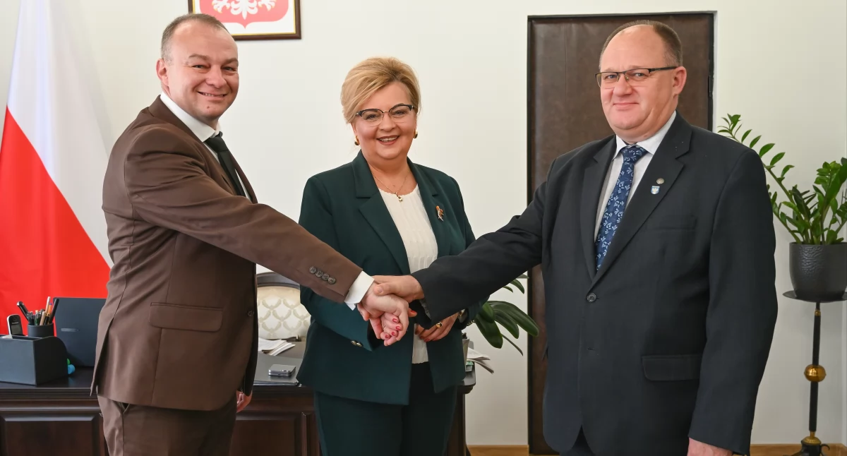 Od lewej: przewodniczący ZP-GTP Mirosław Majkowski, starosta przemyski Bożena Ryczan oraz wicestarosta Jan Janusz. Fot. ZP-GTP