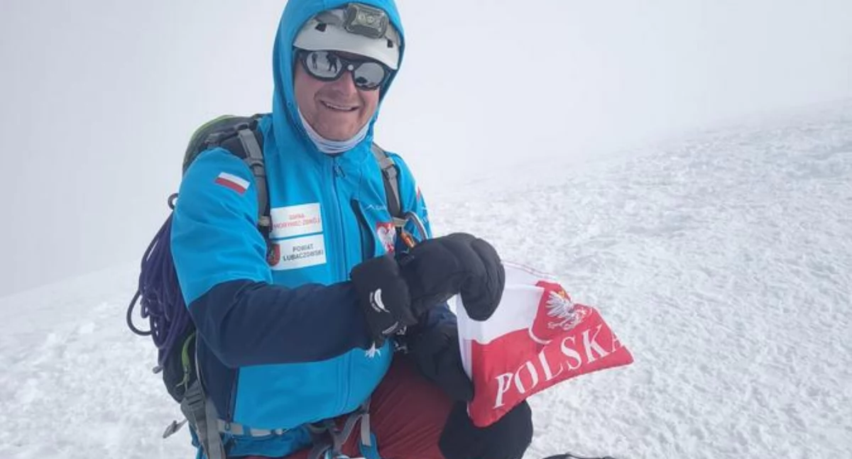 Pomimo trudnych warunków atmosferycznych, niskich temperatur i silnego wiatru, „terytorials” z 20. PBOT dotarł na szczyt, wbijając tam biało-czerwoną flagę. Fot. zbiory własne