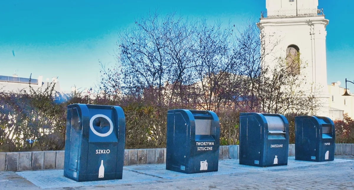 Z lekkim opóźnieniem oddane do użytku zostały cztery podziemne kontenery na odpady komunalne przy ul. Śnigurskiego, vis-á-vis placu Niepodległości. Każdy z pojemników ma pojemność 4 m sześciennych. Takich na terenie Parku Kulturowego Miasta Przemyśla powinno być jednak znacznie więcej. Fot. UM Przemyśl