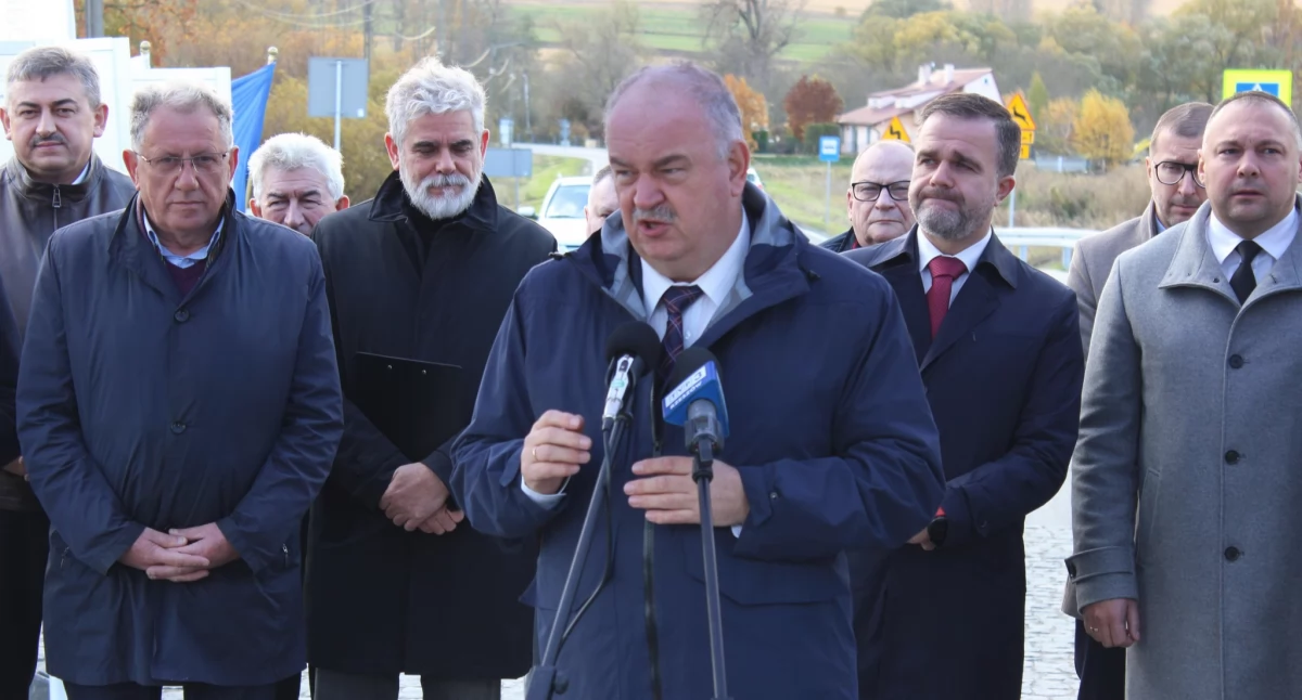 – Oddajemy do użytku kolejną ważną drogę wojewódzką, którą modernizujemy etapami – od Łańcuta, przez Kańczugę, aż po Pruchnik. Cieszę się, że możemy dziś mówić nie tylko o zakończeniu kolejnego etapu, ale też o dalszych planach – mówił podczas wydarzenia wicemarszałek P. Pilch./ FOT. PZDW