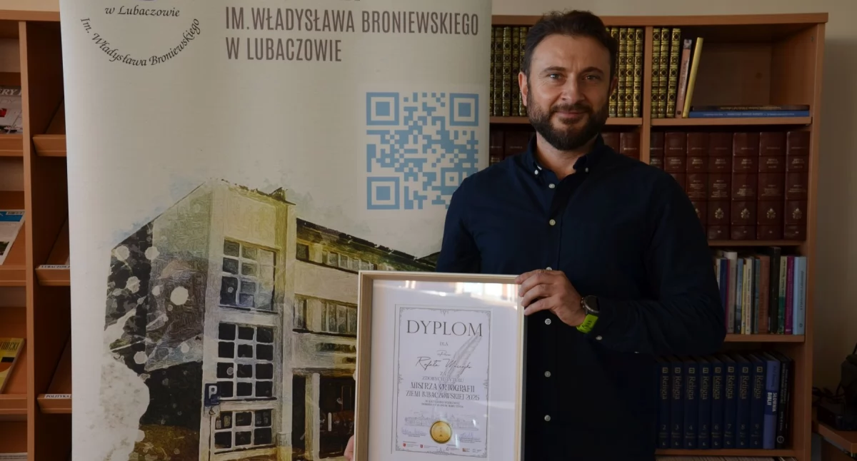 W kategorii wiekowej 26 – 50 lat najlepiej z dyktandem poradził sobie Rafał Maciejko, otrzymując tytuł mistrza./ FOT. MBP w Lubaczowie