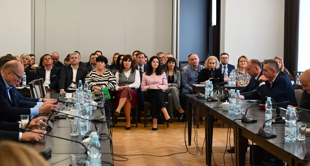 Wyniki raportu o sytuacji ekonomiczno-finansowej COM przedstawione zostały na ostatniej sesji powiatu jarosławskiego./ FOT. Starostwo Powiatowe w Jarosławiu