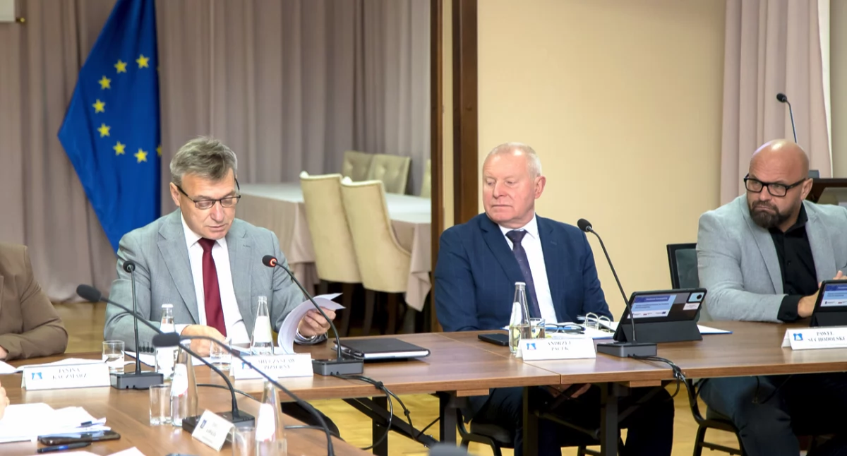 Na sesji była mowa m.in. o blisko 6-procentowej podwyżce opłat za odbiór odpadów komunalnych, będącej efektem ostatnich rozstrzygnięć przetargowych. – Prawdopodobnie czeka nas więc niewielka podwyżka opłaty śmieciowej dla mieszkańców – poinformował burmistrz M. Piziurny. / FOT. UM Radymno