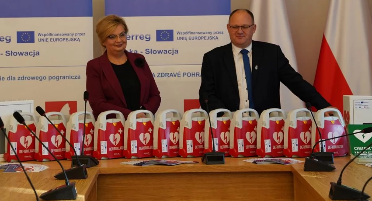 23 października w siedzibie Starostwa Powiatowego w Przemyślu odbyło się oficjalne przekazanie do użytku 12 instytucjom z terenu powiatu przemyskiego automatycznych defibrylatorów (AED) służących ratowaniu życia. / FOT. Starostwo Powiatowe w Przemyślu