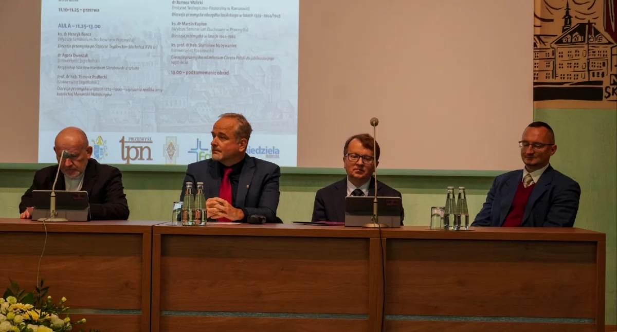 Uczeni za prezydialnym stołem: ks. prof. S. Nabywaniec, prof. T. Graff, prof. S.A. Sroka, prof. T. Pudłocki. Fot. Krzysztof Zawada.
