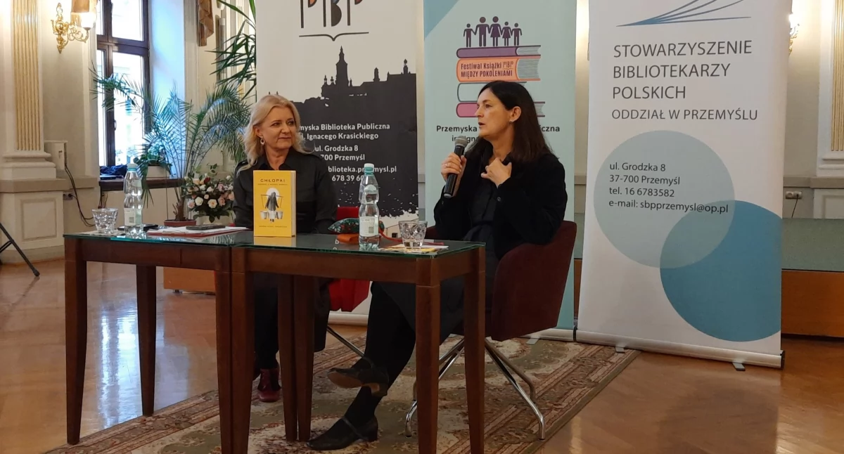 Spotkanie z pisarką Joanną Kuciel-Frydryszak moderowała dziennikarka Bernadeta Szczypta./PBP