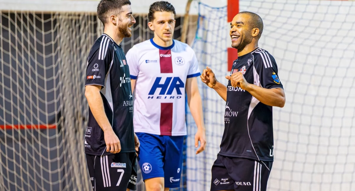 Przemyślanie wygrali w 1/32 Pucharu Polski z Heiro w Miłocinie 1:9. Dwie bramki strzelił Tiago Correia (z lewej), jedną – Leo Santana (z prawej. Fot. www.psztrykfoto.com