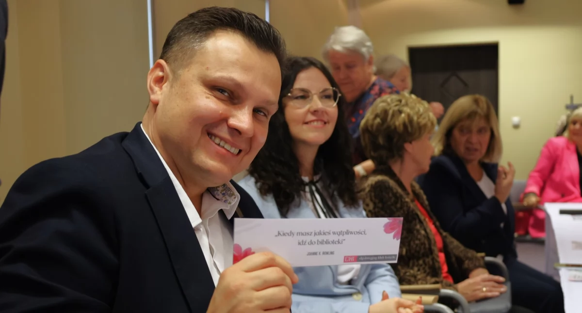 Książka potrafi połączyć ludzi – o tym przekonują się chociażby uczestnicy Dyskusyjnego Klubu Książki. Tu rozmowa o literaturze staje się początkiem wielu ciekawych znajomości./Fot. M.Młynarska