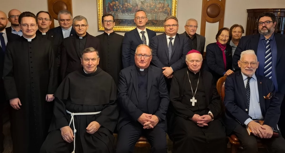 Zgromadzeni goście z jubilatem, o. prowincjałem prof. Zdzisławem Gogolą OFMConv. i abp. Adamem Szalem w środku. Fot. ks. J. Kostrząb.