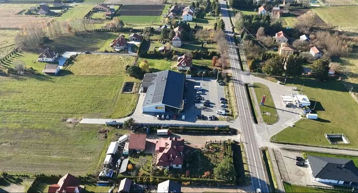 Był 2020 r. Zastępca dyrektora oddziału terenowego KOWR w Rzeszowie M. Król kupił działkę tuż przy głównej trasie, przebiegającej przez Nienadową w gminie Dubiecko. Kupił jako prywatna osoba od jednego z rolników. 42 ary za 256 tys. zł. Kilka miesięcy później sprzedał ją za 1,7 mln zł. Firmie, która wybudowała w tamtym miejscu supermarket. Fot. zbiory własne