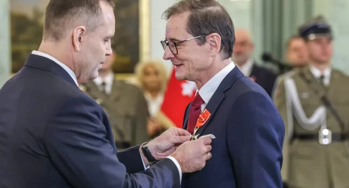 Przemysław Babiarz, znany i ceniony dziennikarz i komentator sportowy, został odznaczony przez prezydenta Polski Karol Nawrockiego Krzyżem Oficerskim Orderu Odrodzenia Polski. Fot. Grzegorz Jakubowski/KPRP