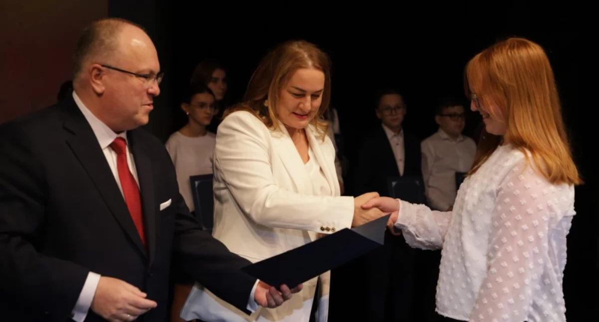 Uhonorowanym stypendiami osobiste gratulacje składał burmistrz Przeworska Leszek Kisiel./ FOT. UM w Przeworsku