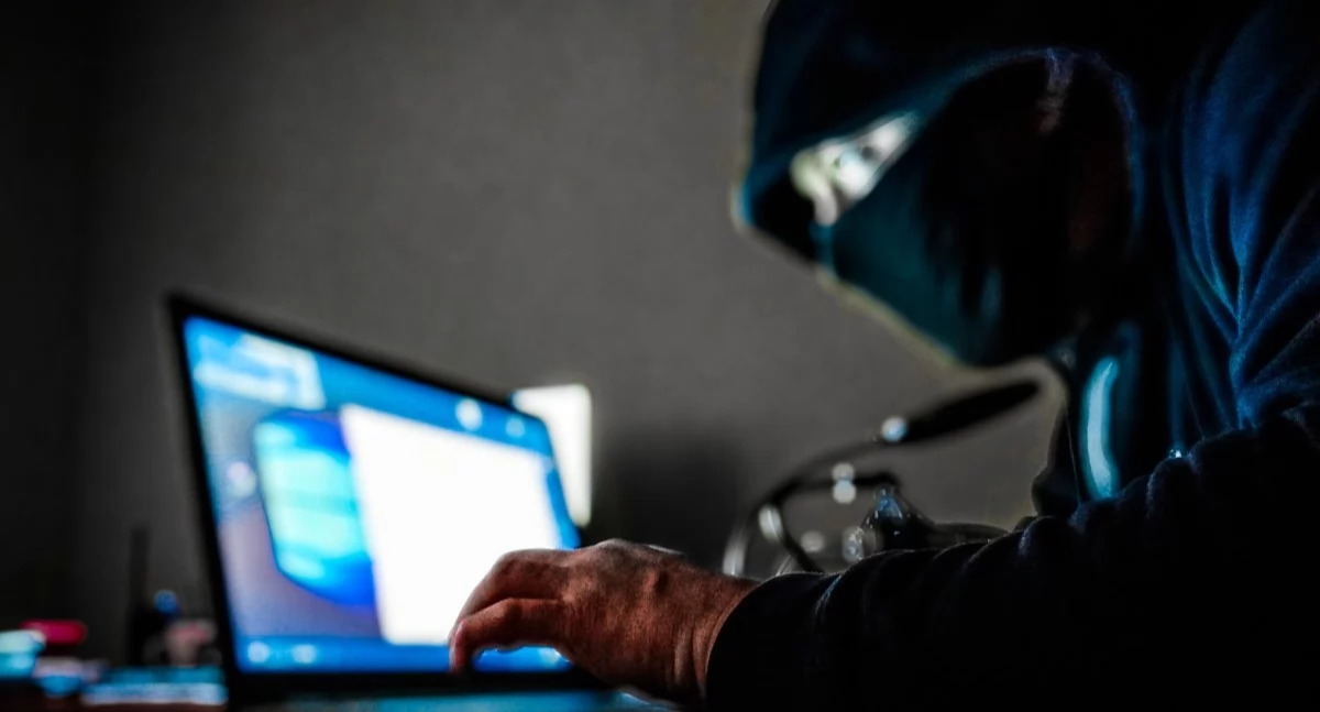 Oszuści poprzez wiadomość e-mail, rzekomo wysłaną przez NFZ i opatrzoną logo funduszu, informują o możliwości uzyskania zwrotu kosztów zakupionych leków. / FOT. archiwum policji