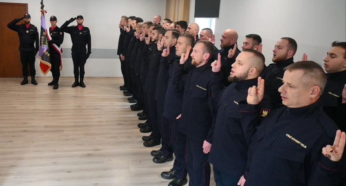 Nowi funkcjonariusze wypowiedzieli rotę ślubowania, by na koniec potwierdzić swoje zobowiązanie do rzetelnego wykonywania służbowych obowiązków. Uroczystość odbyła się w Ośrodku Szkolenia Zawodowego Straży Ochrony Kolei w Przemyślu./ FOT. W. Flader