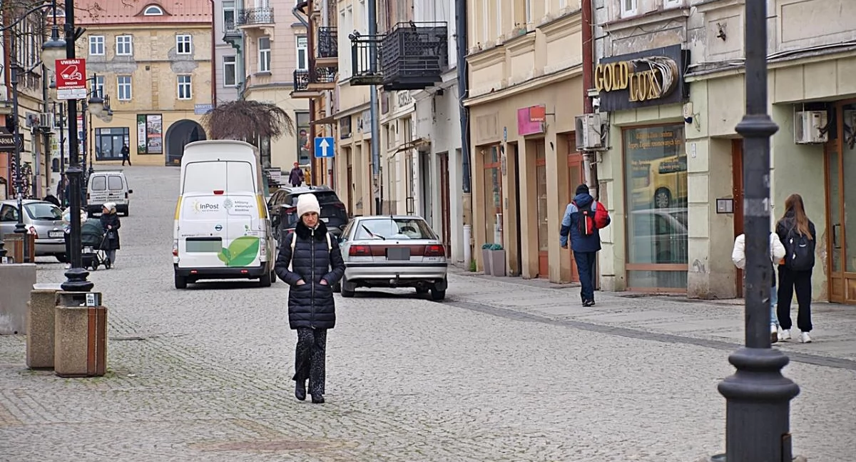 Mimo że zakazy i organiczenia dotyczące ruchu pojazdów na ulicach Starego Miasta, będącego przecież sercem Parku Kuturowego Miasta Przemyśla, były, nie były, niestety, respektowane. Nie były także egzekwowane przez odpowiedzialne służby. Czy to się wreszcie zmieni? Fot. Mariusz Godos