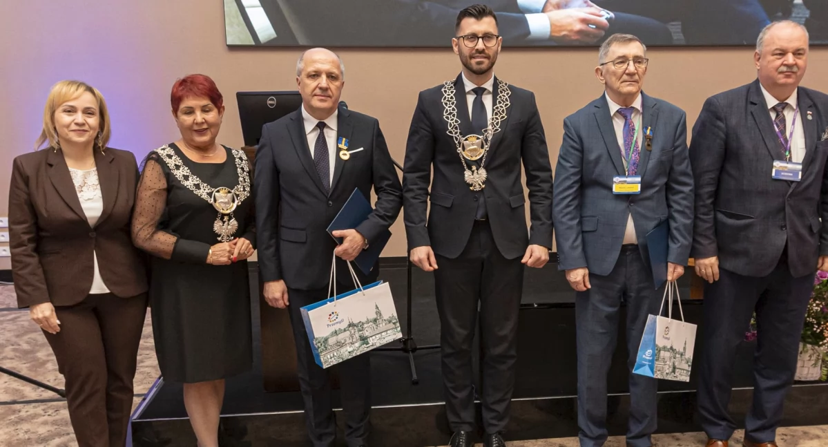 Dr n. med. Andrzej Organ oraz lek. med. Maciej Lewicki – obaj bardzo dobrze znani pacjentom Wojewódzkiego Szpitala im. św. Ojca Pio w Przemyślu - uhonorowani zostali dziś tytułem Zasłużony dla Miasta Przemyśla./ FOT. T. Trojnar UM w Przemyślu