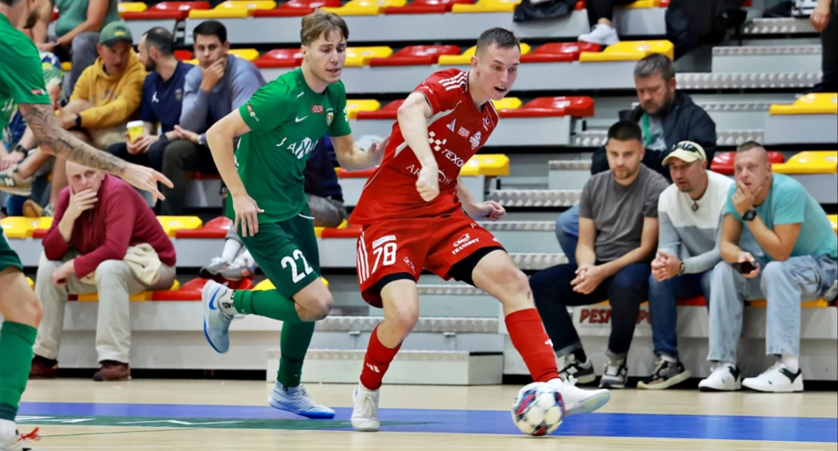 Danił Abakszyn (czerwony strój) był najlepszym graczem Texom Eurobusu Przemyśl w meczu Red Dragons w Pniewach. Fot. Texom Eurobus Przemyśl