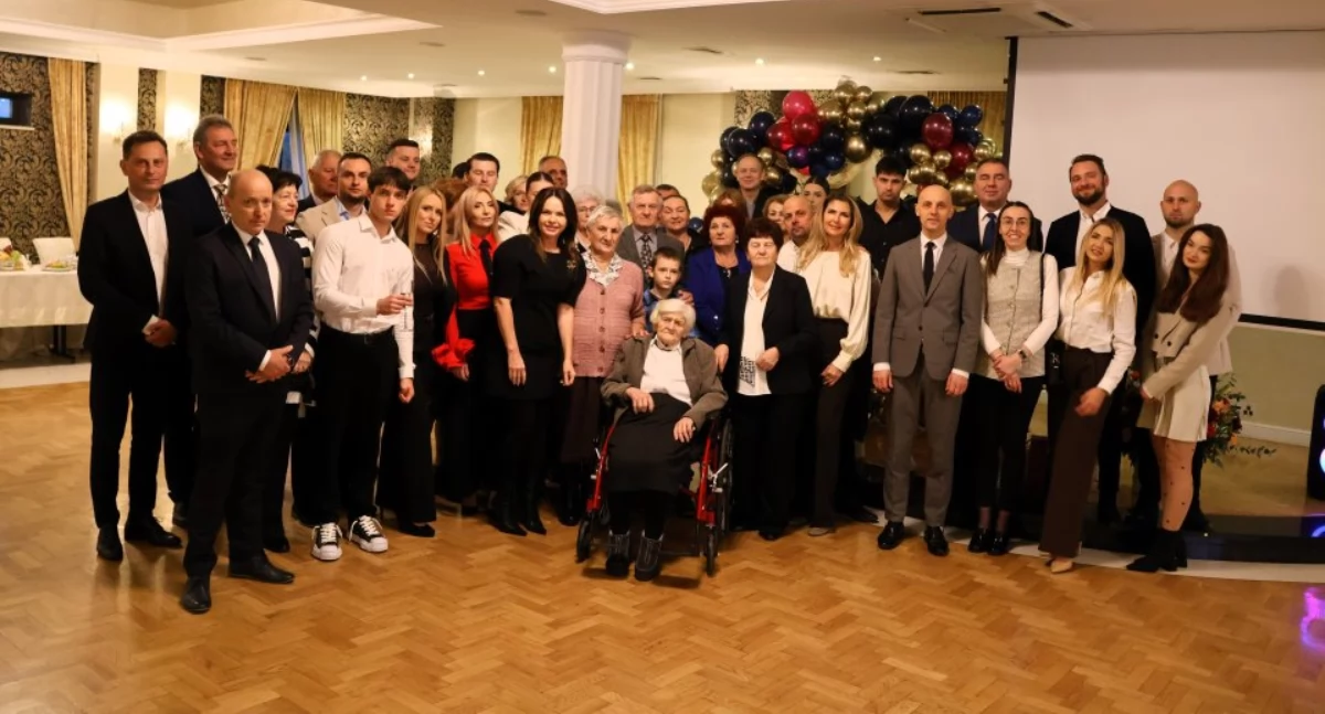 Pani Helena Sobiejko jest kolejną mieszkanką gminy Radymno, która dołączyła do grona stulatków. Na zdjęciu z rodziną, przyjaciółmi i przedstawicielami samorządu./Fot. UG Radymno