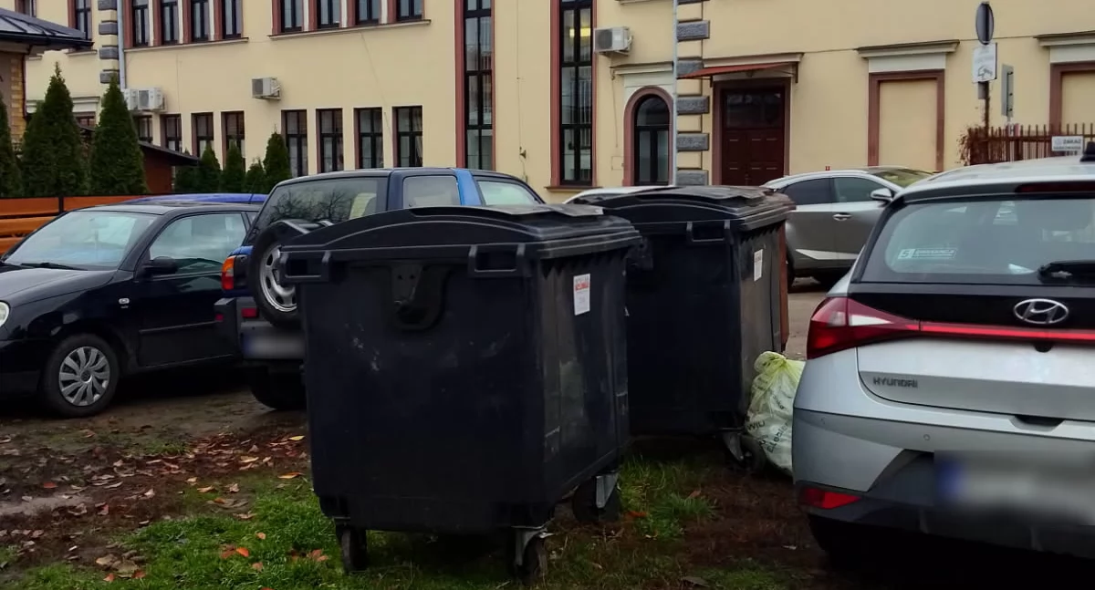 Z pojemników na śmieci stojących w podwórzu – dwóch na odpady zmieszane i jednego na odpady bio – korzystają mieszkańcy Grodzkiej 13, 15 i 17. Ale zdarza się, że wyrzucają do nich śmieci np. kierowcy korzystający ze zlokalizowanego tu parkingu. Praktycznie każdy ma do nich dostęp. / FOT. ZW