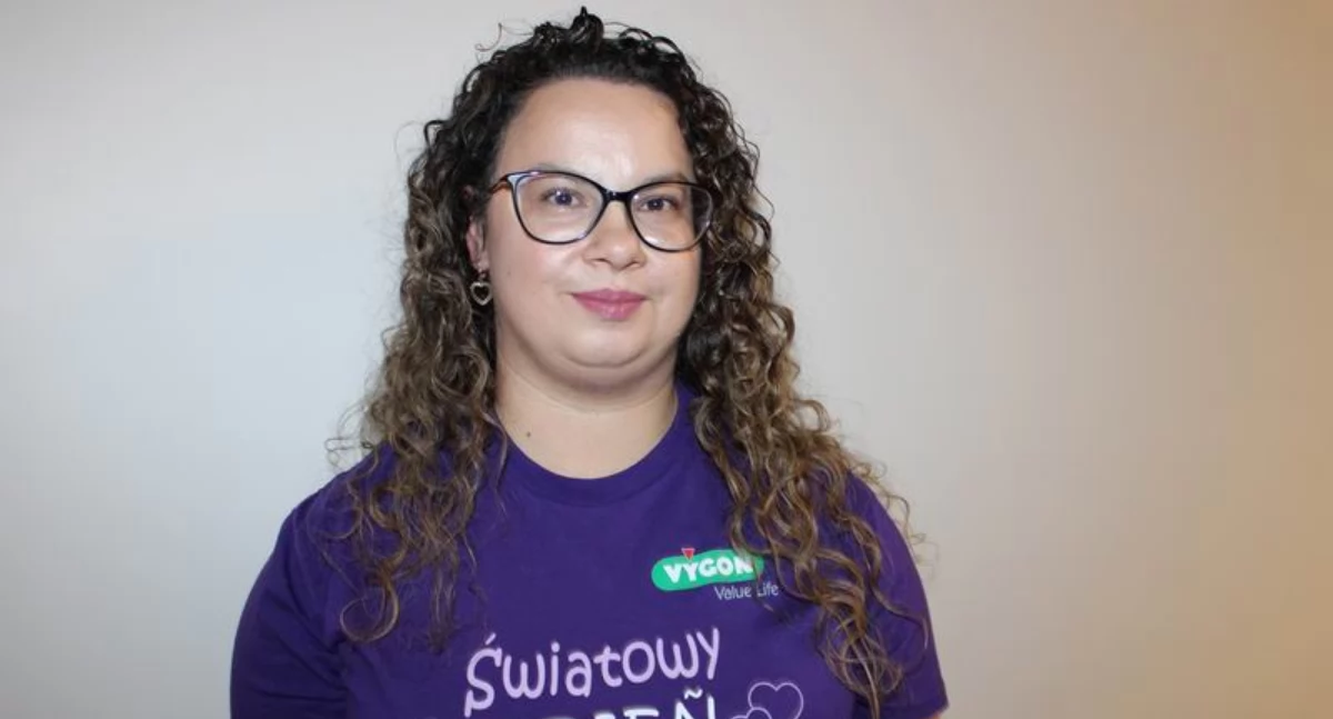 – Prywatnie sama jestem  mamą trójki wcześniaków, dzięki czemu doskonale rozumiem obawy rodziców i znam wyzwania, z którymi się mierzą – mówi Ewelina Wróblewska, pielęgniarka z Oddziału Neonatologicznego z Pododdziałem Patologii Noworodka przemyskiego szpitala, mama trójki urodzonych przedwcześnie dzieci, aktywnie działająca w Fundacji Koalicja dla Wcześniaka. / FOT. U. Gielo