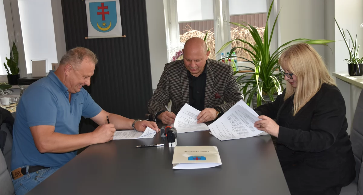 Zadanie związane z utworzeniem żłobka w budynku szkoły w Studzianie zrealizuje spółka MK-Budowy. Umowa na jego realizację z jej prezesem Markiem Kurpielem została już podpisana przez gospodarza gminy Przeworsk Daniela Krawca, przy kontrasygnacie skarbnik Małgorzaty Wilk. / UG Przeworsk