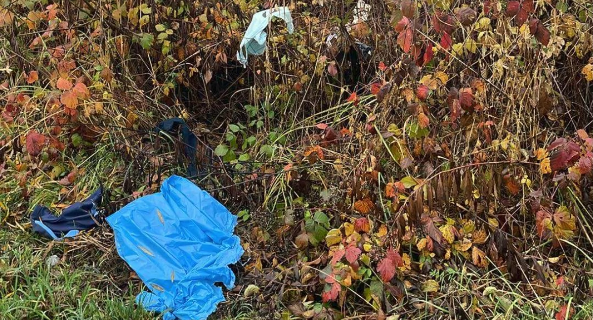 Do przypadków porzucania śmieci na trasie spacerowej w kierunku żwirowni w miejscowości Ostrów dochodziło już we wcześniejszych okresach. Niedawno odnotowano kolejny./ FOT. UG Przemyśl