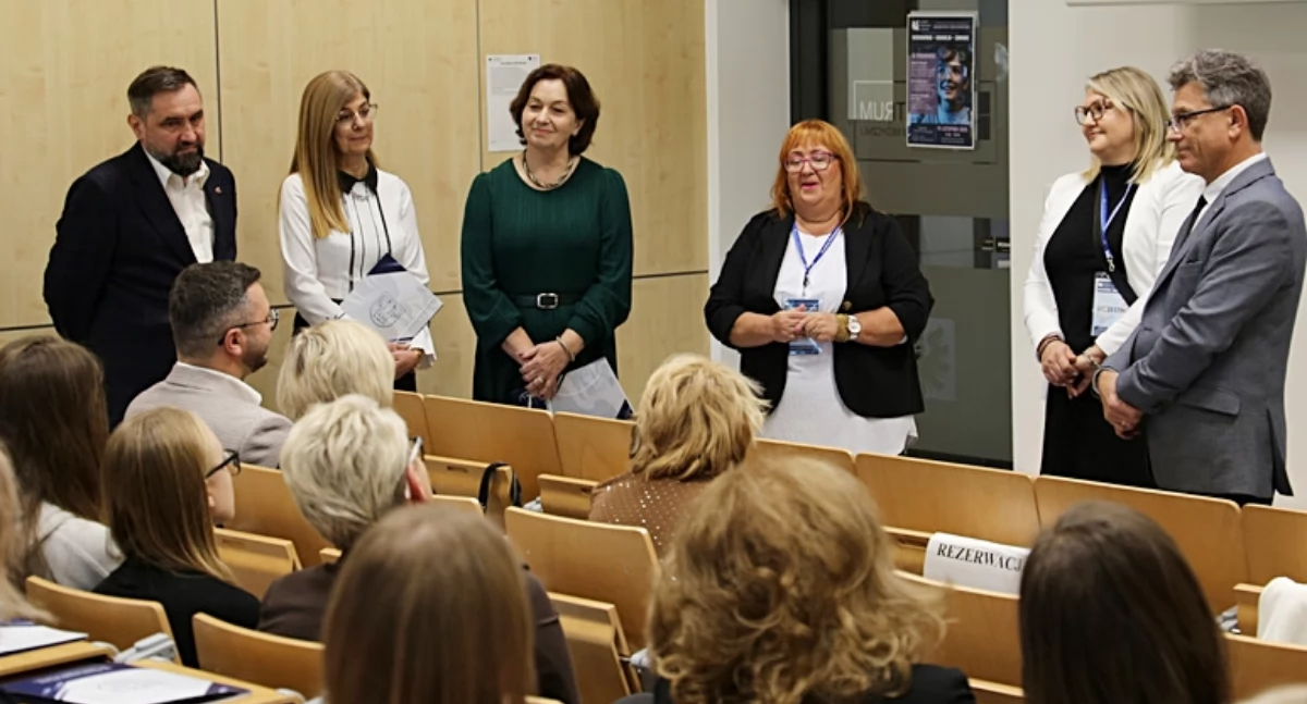 Przemyślanka Bernardyna Banaś (druga z lewej, stoi), wieloletnia nauczycielka języka polskiego w szkołach średnich, od września br. na emeryturze, zdobyła pierwsze miejsce w ogólnopolskim konkursie na „Pamiętnik nauczyciela. Powołanie i powinności”. Fot. zbiory własne