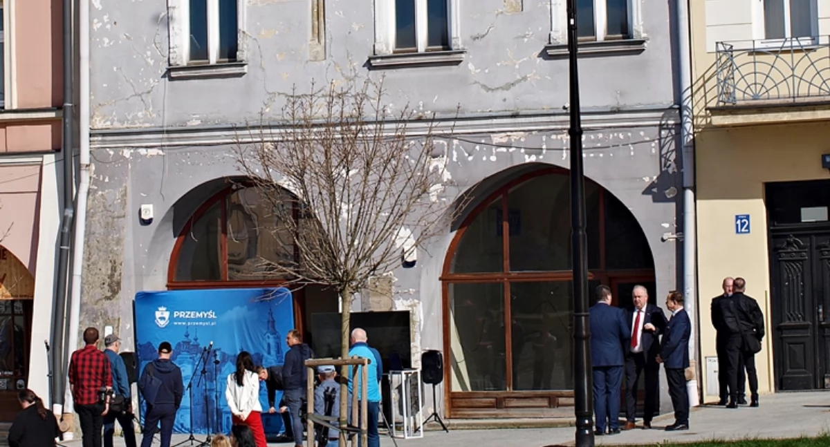 Kamienica przy ul. Rynek 11 w Przemyślu przed laty była budynkiem mieszkalnym. Wpisana jest indywidualnie do rejestru zabytków i znajduje się w strefie „A” ochrony konserwatorskiej układu urbanistycznego miasta. Za kilkanaście miesięcy przeniesie się tam Galeria Sztuki Współczesnej w Przemyślu. Fot. Mariusz Godos