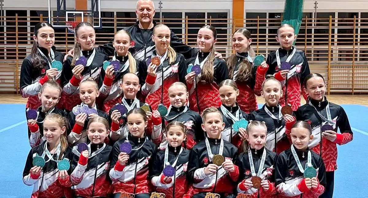 Reprezentacja klubu Akrobatyka Fit Kid Przemyśl-Żurawica z trenerem Jackiem Smuczkiem kapitalnie zaprezentowała się podczas Mistrzostw Europy na Węgrzech. Fot. zbiory własne