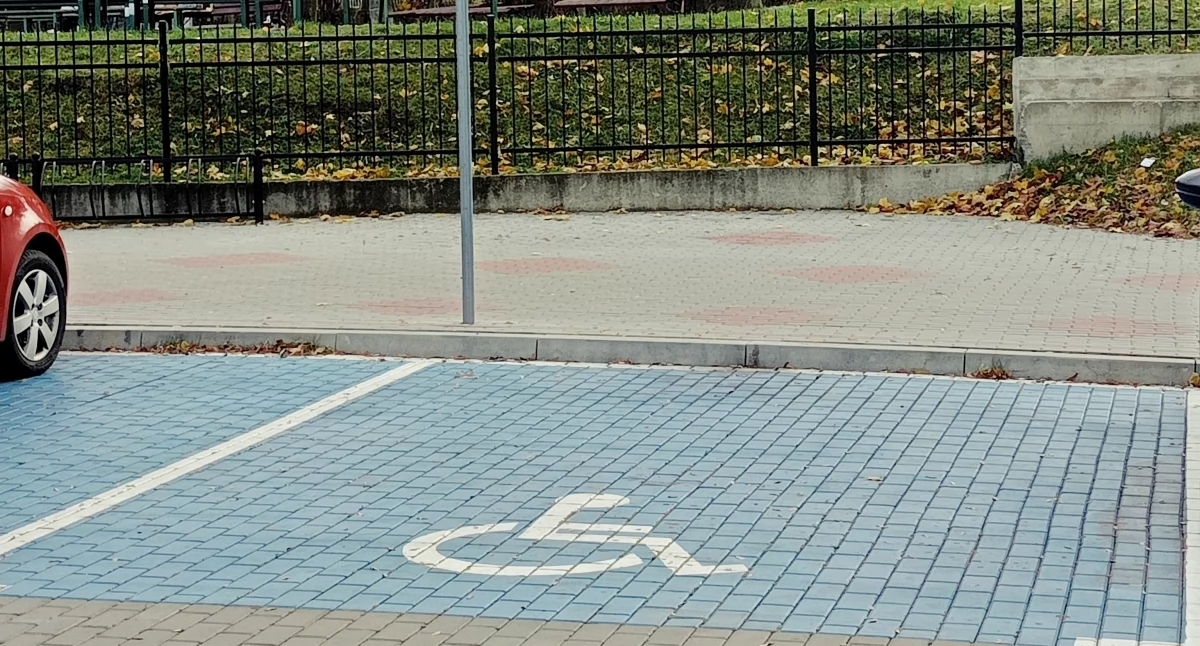 W Przemyślu są ledwie 62 tzw. niebieskie koperty na 946 miejsc parkingowych w strefach płatnego parkowania. Uprawnionych do parkowania na nich są... 543 osoby. Fot. Mariusz Godos