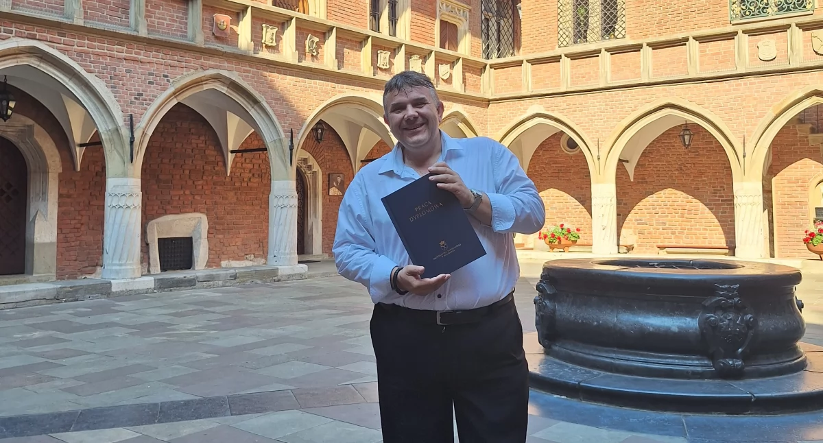 Dyrektor jarosławskiego muzeum Konrad Sawiński tuż po odebraniu dokumentów potwierdzających ukończenie Studium Muzealnego na Uniwersytecie Jagiellońskim. Fot. zbiory własne