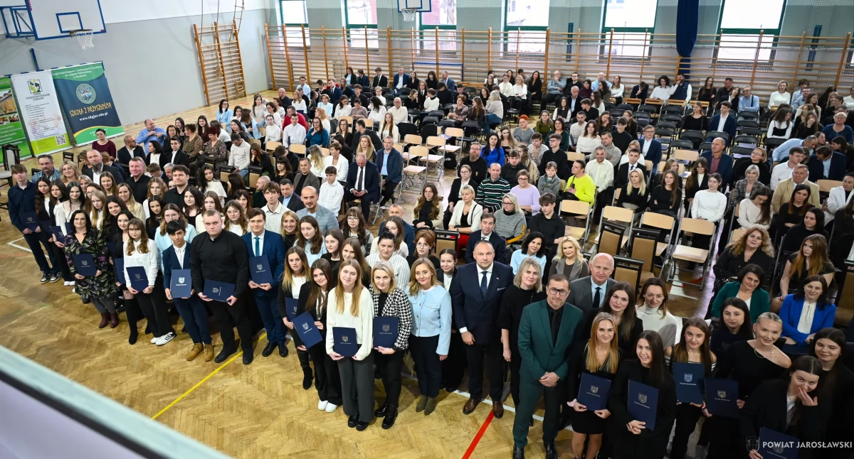 Łącznie nagrodzonych zostało aż 225 uczennic i uczniów z siedmiu szkół ponadpodstawowych działających pod skrzydłami powiatu jarosławskiego oraz szkół dotowanych przez powiat. Fot. Starostwo Powiatowe w Jarosławiu