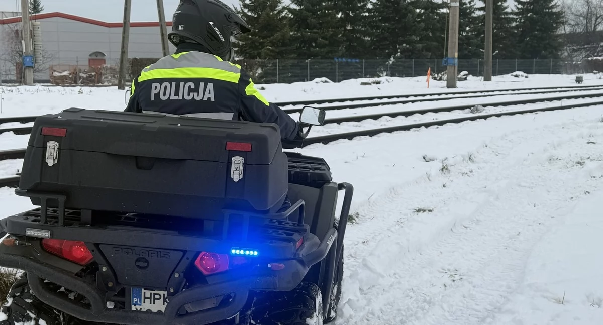 Przemyscy policjanci pełnią służby patrolowe, obserwacyjne i dozorowe w rejonie stacji, bocznic, węzłów przesiadkowych oraz kluczowych odcinków torów. Fot. KMP Przemyśl