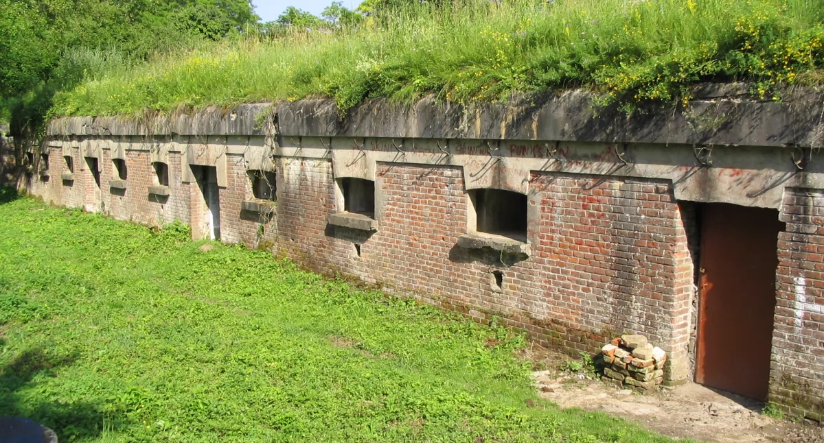 Fort III „Łuczyce” zlokalizowany jest na szczycie wzgórza (278,2 m n.p.m.), na południowy-wschód od wsi Łuczyce. Powierzchnia to ok. 3,5 ha. Fot. zbiory własne