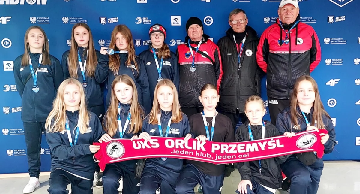 Drużyna Świętego Mikołaja Przemyśl ze sztabem trenerskim. To trzecia ekipa w Polsce! Gratulujemy! Fot. zbiory własne
