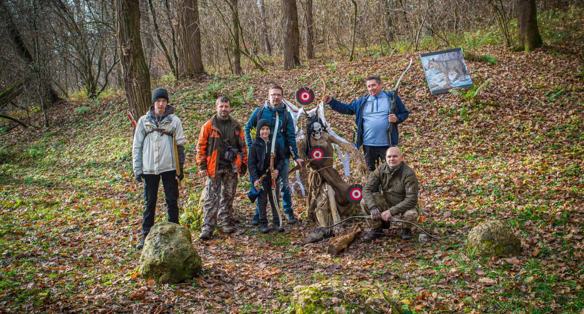 16 listopada br. niemal 50 łuczników i łuczniczek z różnych stron Polski przybyło do malowniczej Wioski Fantasy w Kuńkowcach, wokół której organizatorzy ustawili 30 trudnych technicznie celów inspirowanych mitologią Słowian. Fot. zbiory własne