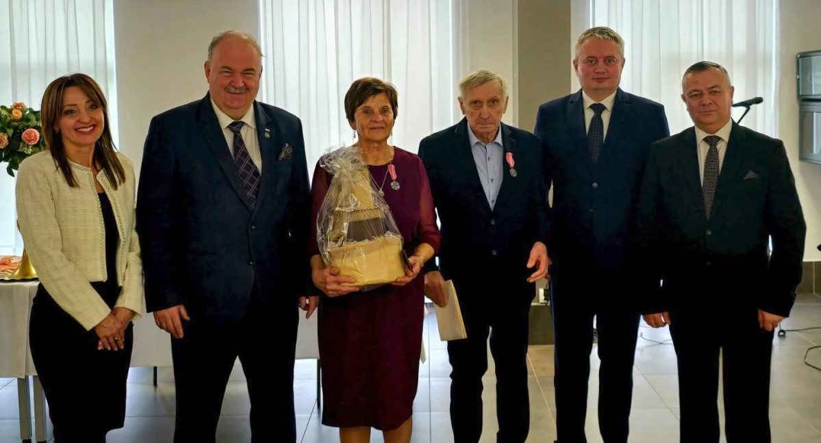 Małżonkowie udekorowani zostali Medalami za Długoletnie Pożycie Małżeńskie oraz obdzieleni życzeniami zdrowia, pogody ducha i kolejnych tak sympatycznych powodów do świętowania./ FB T. Lorenc