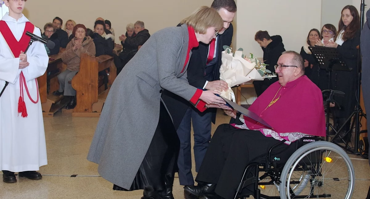 Zaszczytne wyróżnienie ks. Jan Miazga odebrał z rąk starosty przeworskiego Dariusza Łapy oraz przewodniczącej Rady Powiatu Katarzyny Balawender. Okazją była uroczystość poświęcenia i konsekracji świątyni, której budowę zainicjował./ FOT. Starostwo Powiatowe w Przeworsku