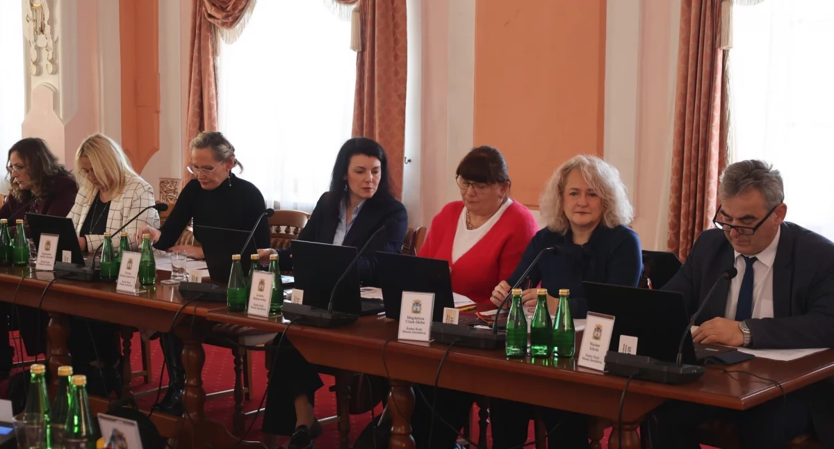 – Dodatkowe pieniądze zawsze by się w budżecie przydały, to oczywiste, ale mówimy o kwocie prawie 700 tys., a dziś na sesji przesuwaliśmy dużo większe, więc nie wierzę, że przy budżecie 280-milionowym nie bylibyśmy w stanie wygenerować oszczędności tej skali – zauważyła radna Dorota Batiuk-Jankiewicz (czwarta od lewej)./ FOT. UM Jarosław