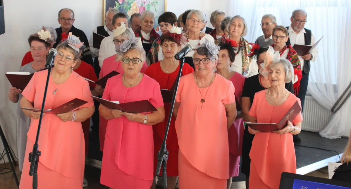 Połączone wydarzenia rocznicowe były okazją do uczczenia istnienia obu placówek. Seniorzy zaakcentowali je występami artystycznymi./ FOT. UMiG Pruchnik