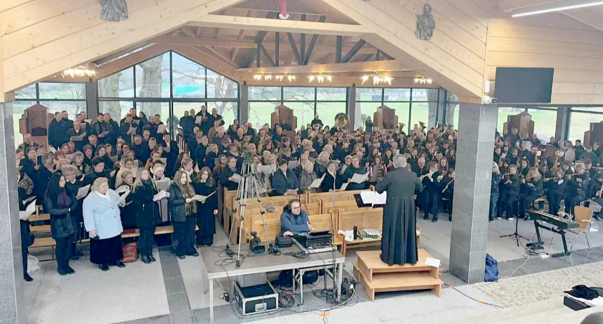 W pielgrzymce do Strachociny uczestniczyło 19 orkiestr i chórów: Archidiecezjalny Chór „Magnificat” z Przemyśla, Chór „Michael” z Kańczugi, Chór Parafialny „Cantate Dominum” z Leska, Chór Parafialny „Ecce Homo” z Szówska, Chór Parafialny „Solamen” z Jodłówki, Chór Parafialny z Błażowej, Chór Parafialny z Brzozowa, Chór Parafialny z Dubiecka, Chór Parafialny z Pruchnika, Chór „Sursum Corda” Parafii Świętej Rodziny w Orzechówce, Jarosławska Orkiestra Dęta „Laudate Dominum”, Orkiestra Dęta „Zgoda” 