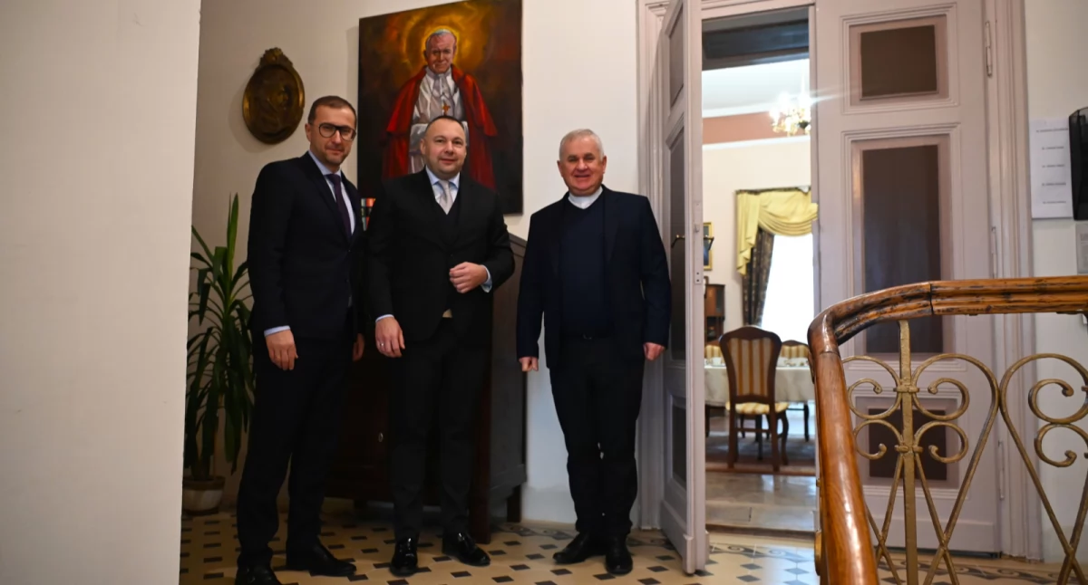 Odbioru dokonali m.in.: włodarz powiatu Kamil Dziukiewicz, wicestarosta Krzysztof Cebulak, delegat Wojewódzkiego Urzędu Ochrony Zabytków Przemysław Gęsiorski, proboszcz parafii ks. Krzysztof Szczygielski, przedstawiciel wykonawcy oraz inspektor nadzoru inwestorskiego./Fot. Powiat Jarosławski 